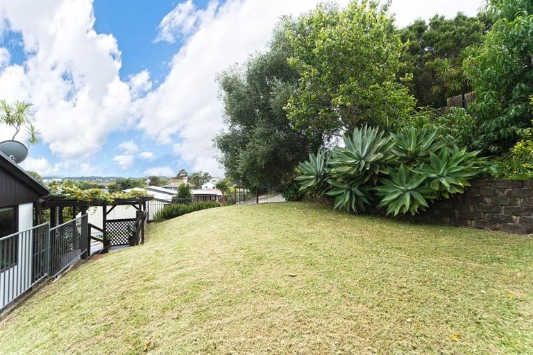 Photo of property in 2/28 Exeter Place, Unsworth Heights, Auckland, 0632
