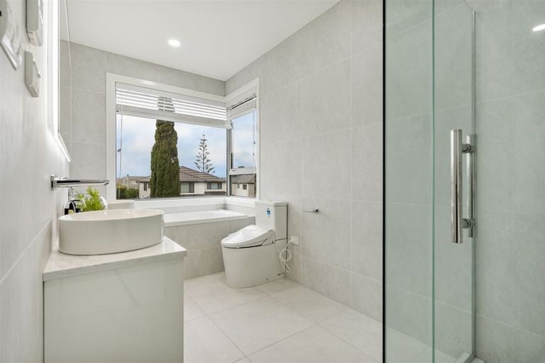 Photo of property in 11 Gulf Crest, Bucklands Beach, Auckland, 2012