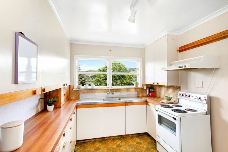 Photo of property in 6 Lane Crescent, Tawa, Wellington, 5028