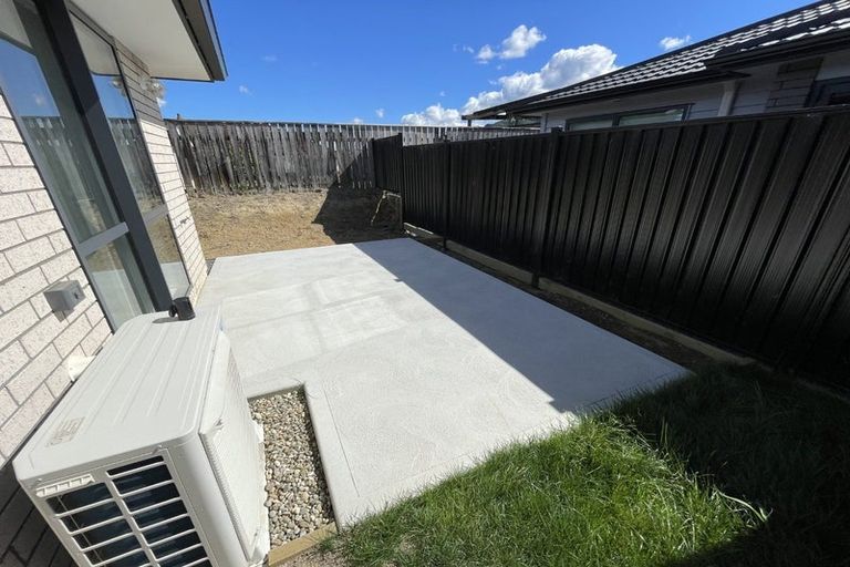 Photo of property in 7 Rewarewa Way, Timberlea, Upper Hutt, 5018