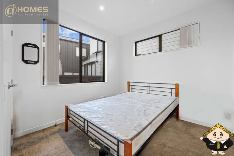 Photo of property in 5e Beach Road, Te Atatu Peninsula, 0610