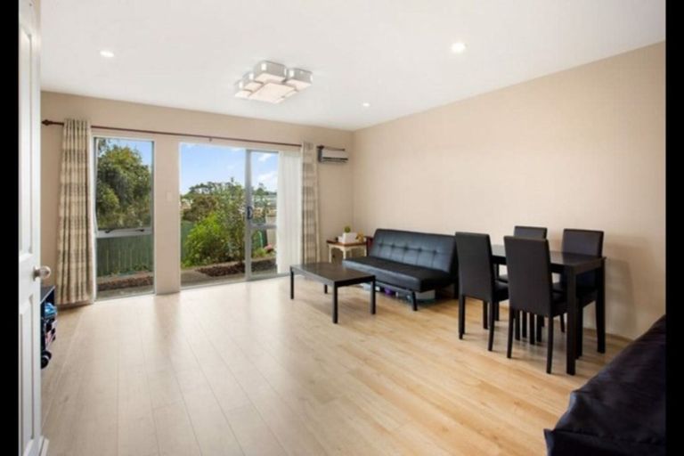 Photo of property in 30/3 Hulme Place, Henderson, Auckland, 0612