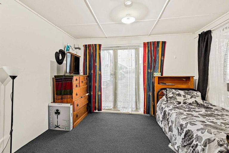 Photo of property in 16 Tiki Street, New Lynn, Auckland, 0600