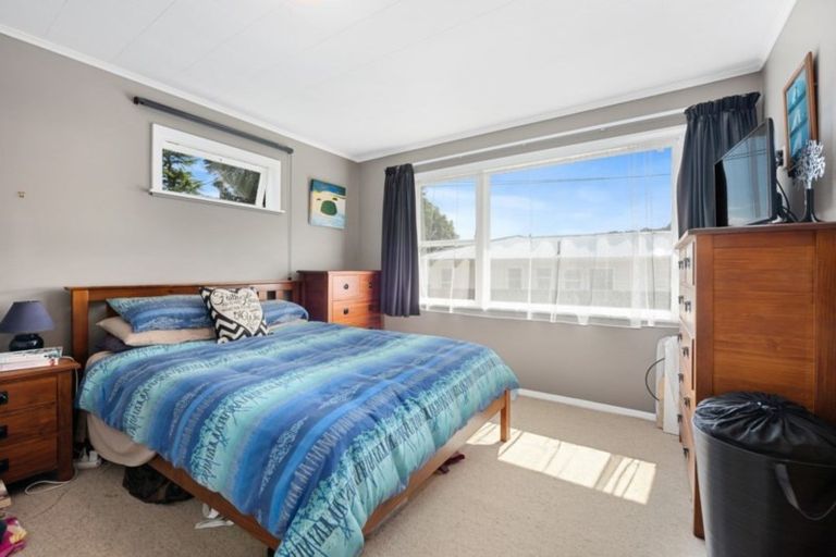 Photo of property in 66 Horoeka Street, Stokes Valley, Lower Hutt, 5019