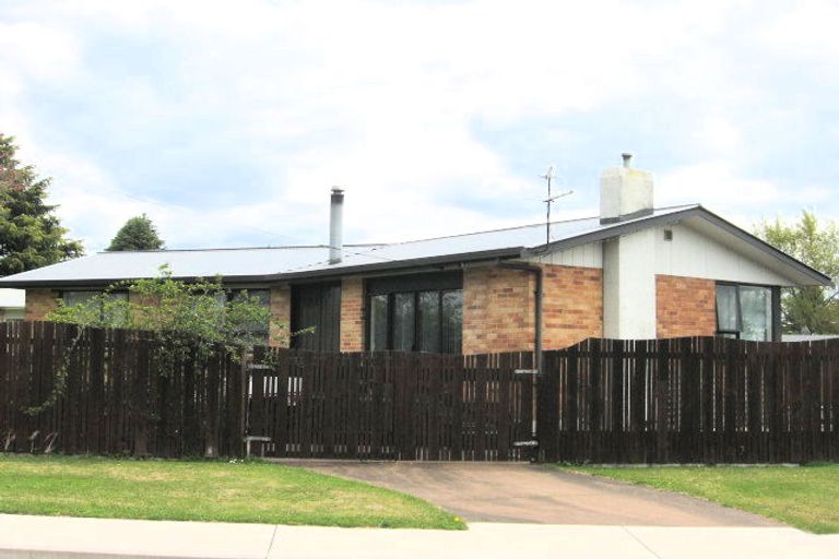 Photo of property in 2 Martin Street, Utuhina, Rotorua, 3015