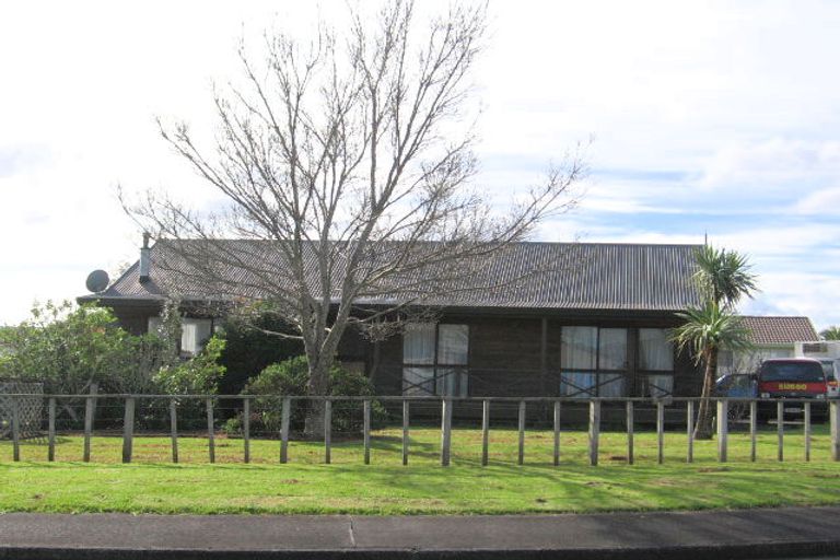 Photo of property in 28 Taioma Crescent, Te Atatu Peninsula, Auckland, 0610