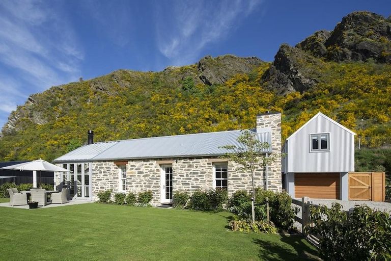 Photo of property in 32 Flynn Lane, Arrowtown, 9302