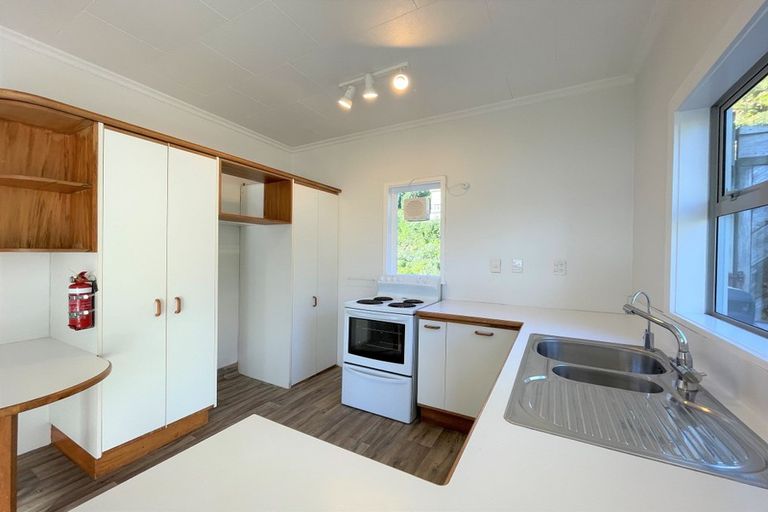 Photo of property in 24 Hungerford Road, Lyall Bay, Wellington, 6022