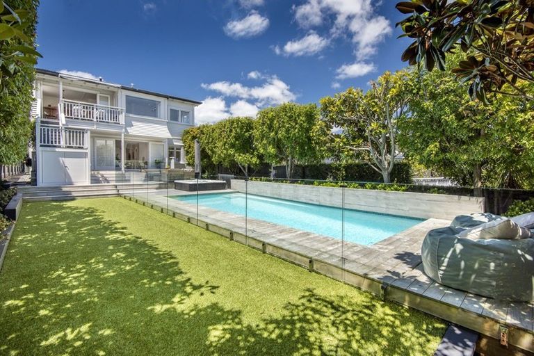 Photo of property in 111 Vauxhall Road, Narrow Neck, Auckland, 0624