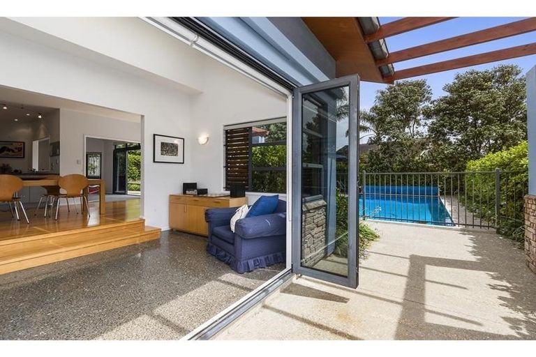 Photo of property in 17 Scarlet Oak Drive, Schnapper Rock, Auckland, 0632