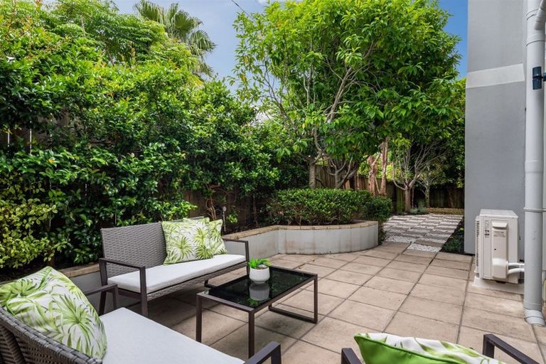 Photo of property in 27 Aorangi Place, Birkenhead, Auckland, 0626