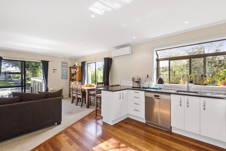 Photo of property in 2/20 Kamara Road, Glen Eden, Auckland, 0602