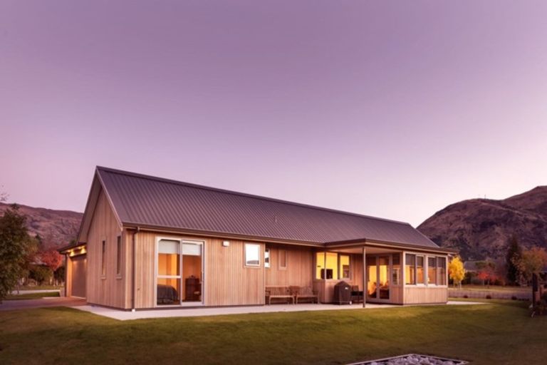 Photo of property in 1 Parkview Street, Wanaka, 9382