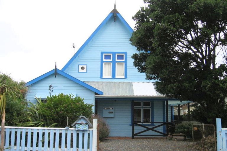 Photo of property in 34 Apu Crescent, Lyall Bay, Wellington, 6022