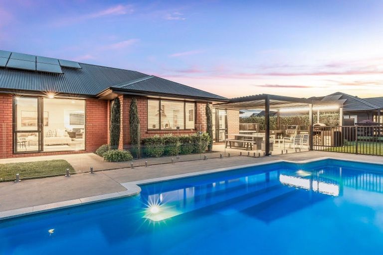 Photo of property in 15 Moemoea Place, Cambridge, 3434