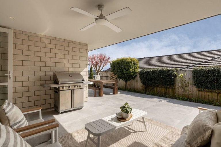 Photo of property in 30 Broadwater Close, Pyes Pa, Tauranga, 3112