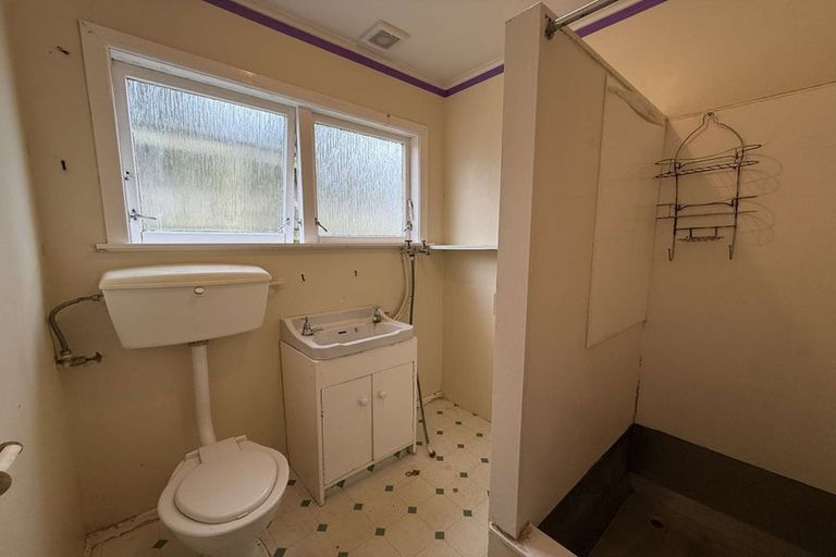 Photo of property in 15a Rakeiora Grove, Korokoro, Lower Hutt, 5012