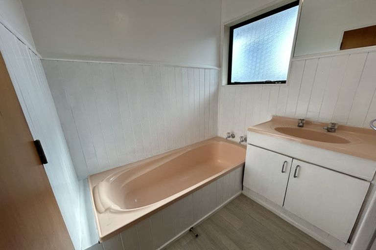 Photo of property in 1/2 Hueglow Rise, West Harbour, Auckland, 0618