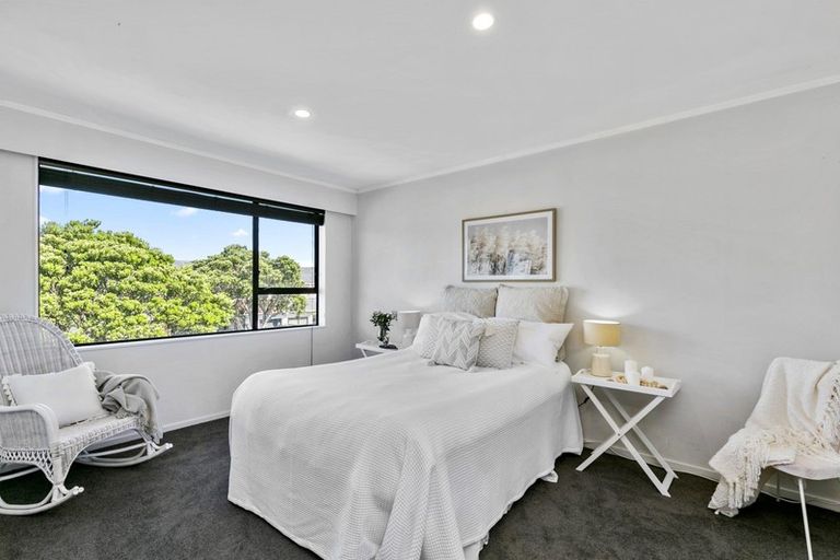 Photo of property in 35 Akaroa Drive, Maupuia, Wellington, 6022