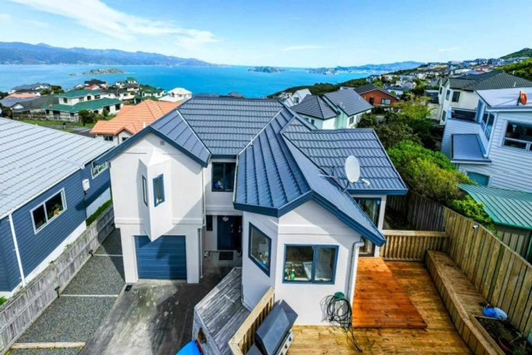 Photo of property in 75a Dress Circle, Newlands, Wellington, 6037
