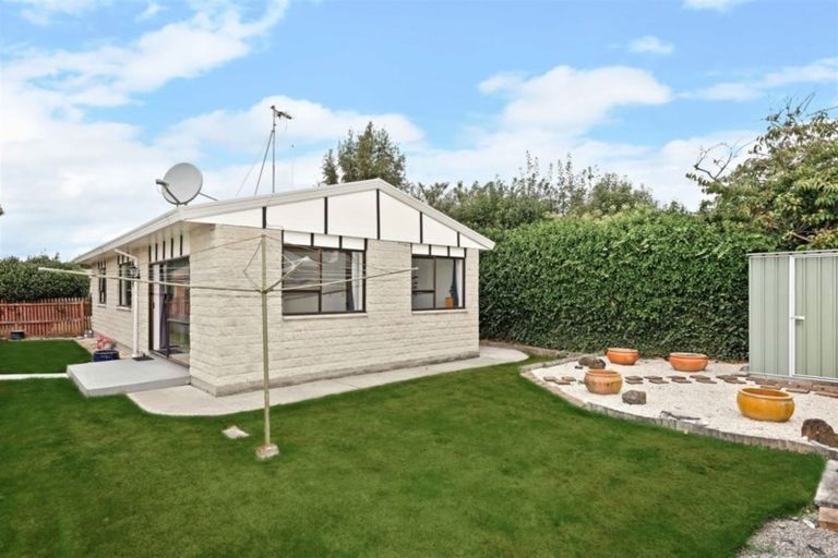 Photo of property in 2/92c Englefield Road, Northwood, Christchurch, 8051