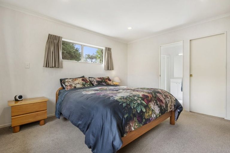 Photo of property in 17 Woodridge Avenue, Northcross, Auckland, 0630