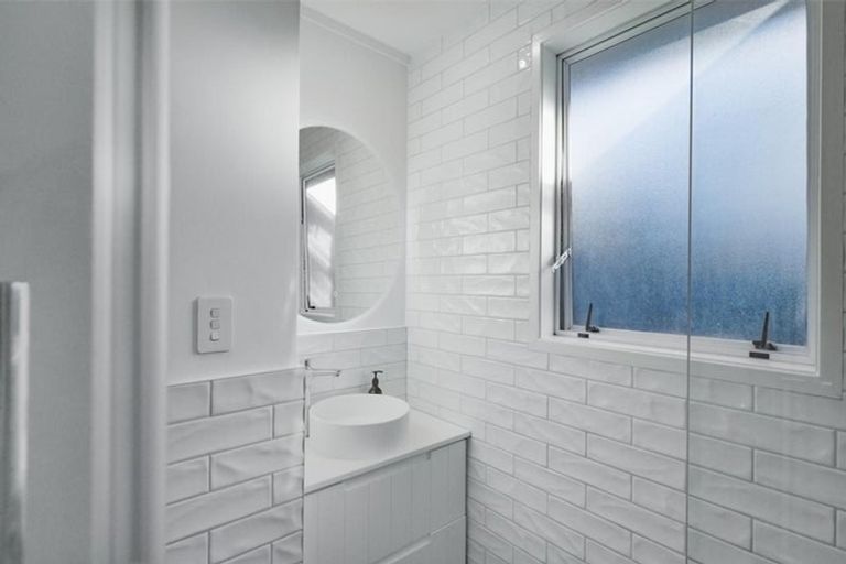 Photo of property in 1/30 Elizabeth Drive, West Harbour, Auckland, 0618