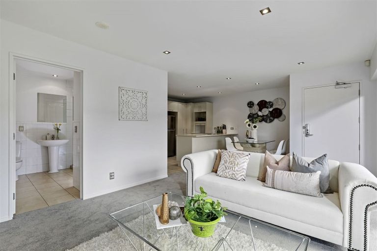 Photo of property in 5/7 The Avenue, Albany, Auckland, 0632