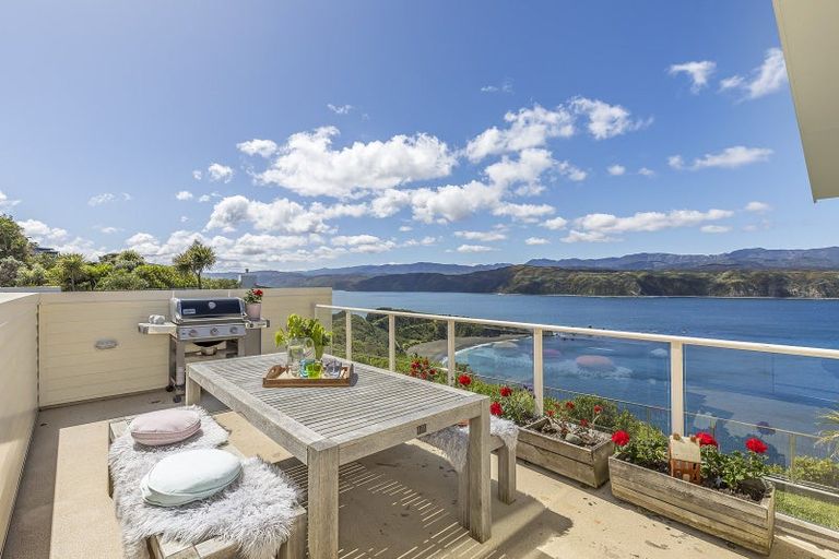 Photo of property in 16 Signallers Grove, Breaker Bay, Wellington, 6022