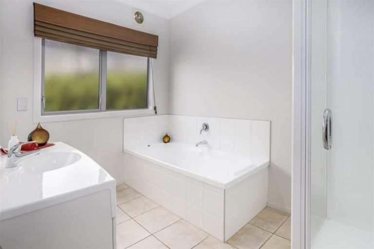 Photo of property in 9 Tongariro Drive, Aotea, Porirua, 5024