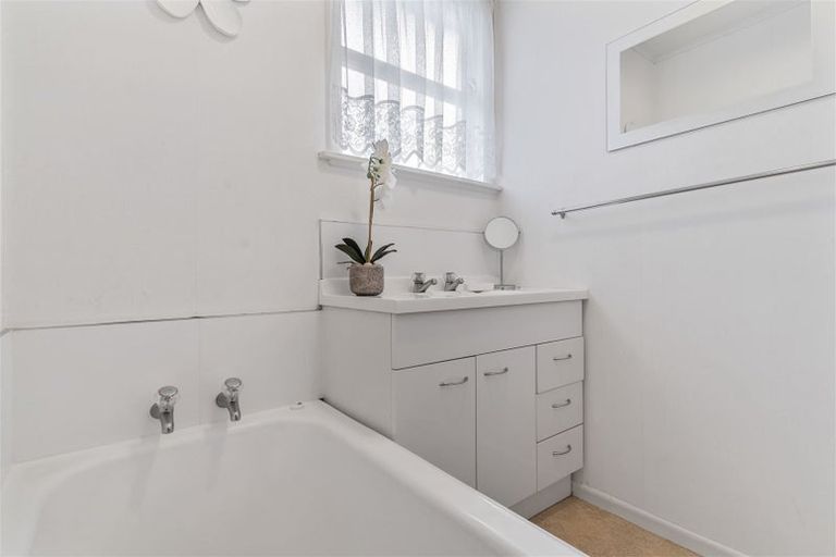 Photo of property in 4 Clendon Place, Manurewa, Auckland, 2102