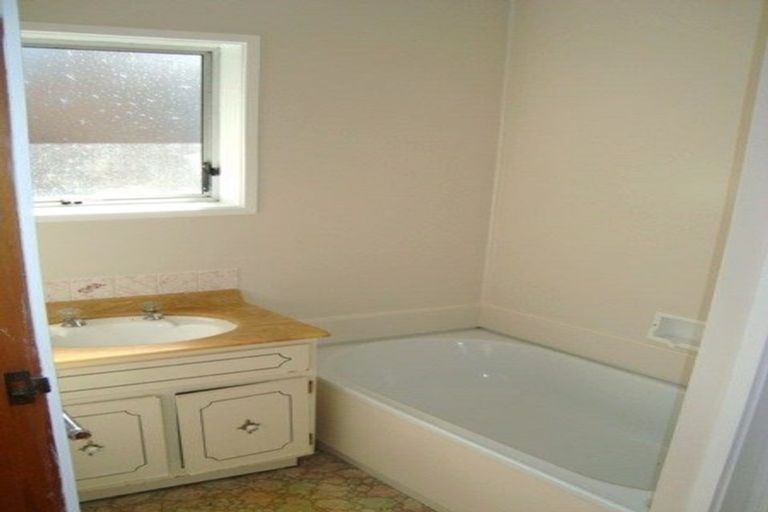 Photo of property in 2/80 Peach Road, Glenfield, Auckland, 0629