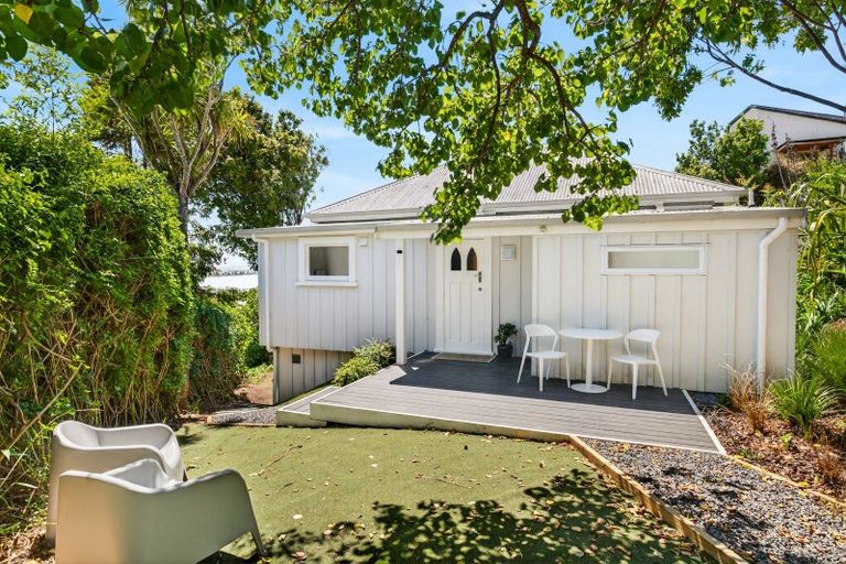 Photo of property in 1 Denholm Road, Hospital Hill, Napier, 4110