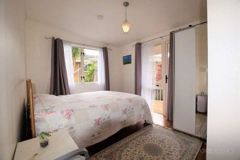 Photo of property in 21 Grassmere Road, Henderson Valley, Auckland, 0612