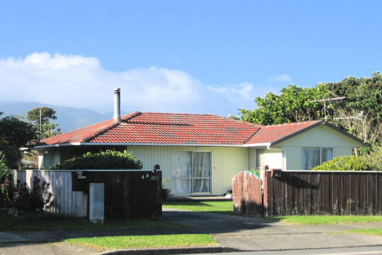 Photo of property in 44 William Street, Waikanae Beach, Waikanae, 5036