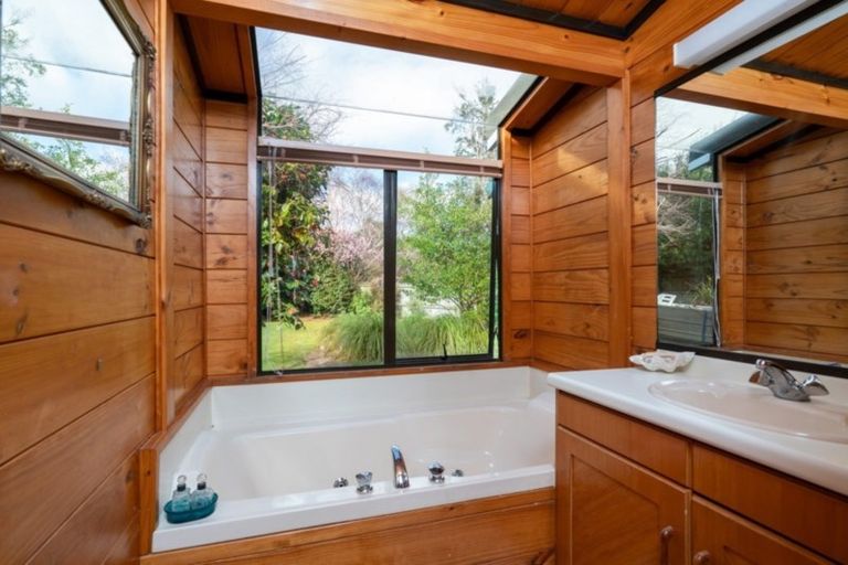 Photo of property in 4 Kathleen Place, Rainbow Point, Taupo, 3330