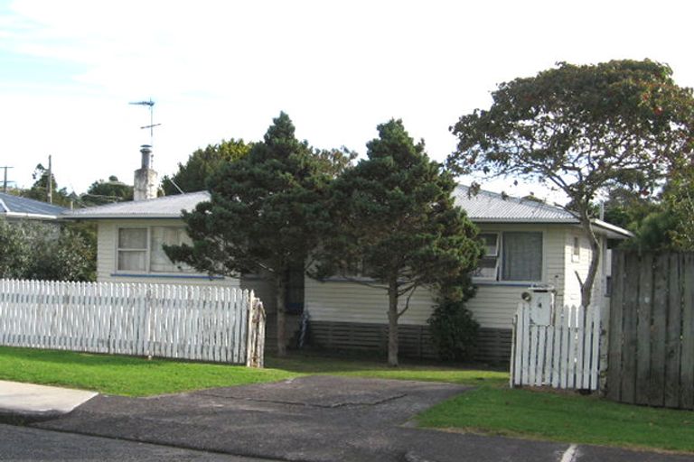 Photo of property in 4 Gill Avenue, Te Atatu Peninsula, Auckland, 0610