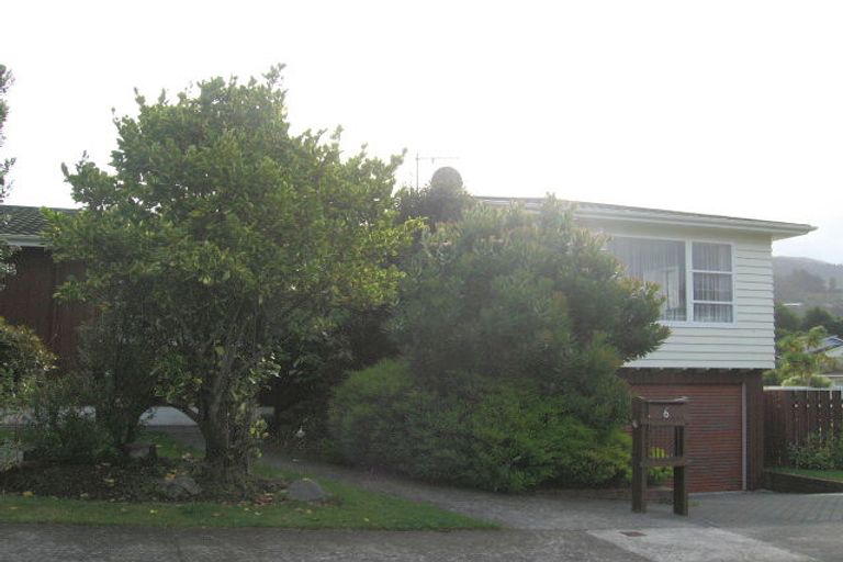 Photo of property in 6 Somerville Terrace, Tawa, Wellington, 5028