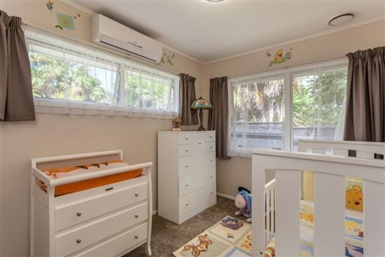 Photo of property in 15 Cajero Place, Green Bay, Auckland, 0604