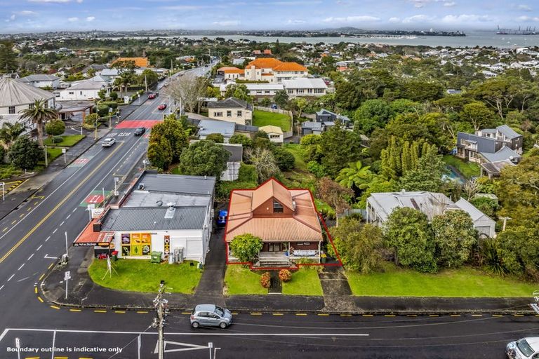 Photo of property in 2 Seaview Avenue, Northcote, Auckland, 0627