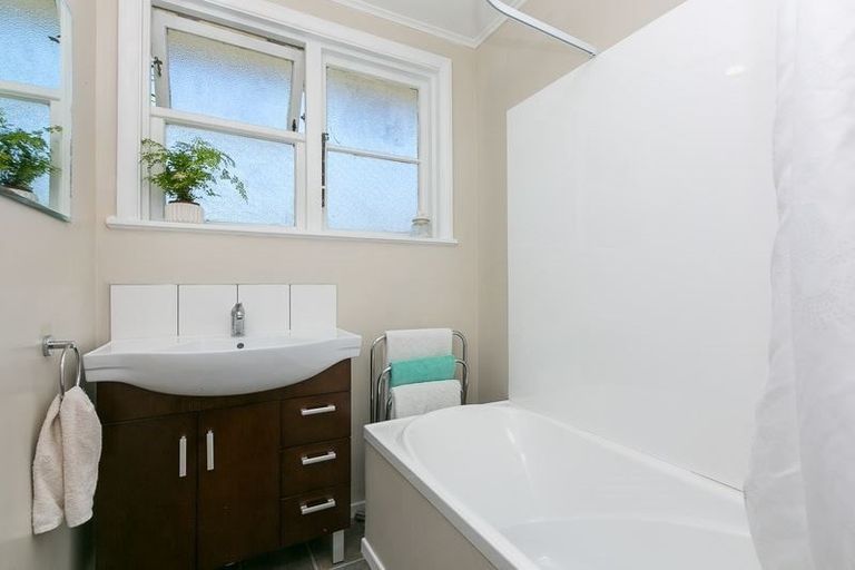 Photo of property in 64 Parsons Street, Frankleigh Park, New Plymouth, 4310