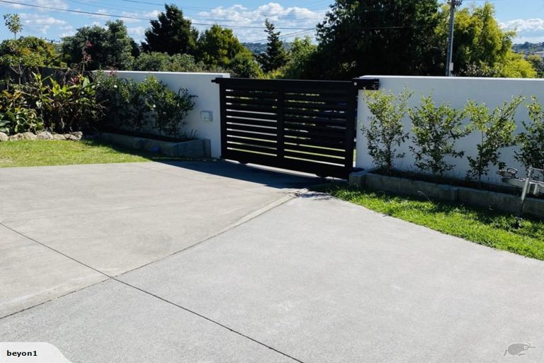Photo of property in 560 Beach Road, Rothesay Bay, Auckland, 0630