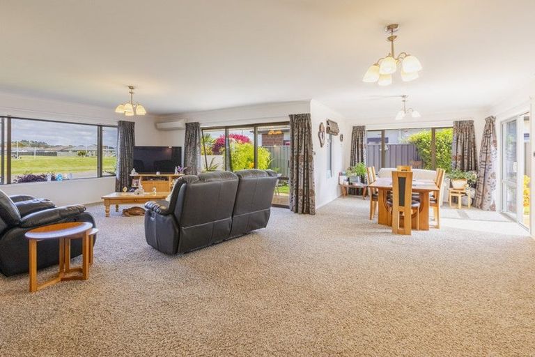 Photo of property in 76 Orotu Drive, Poraiti, Napier, 4112