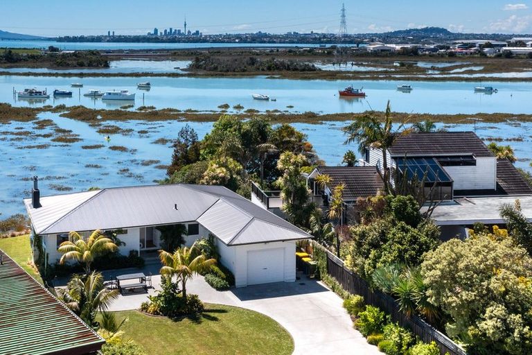 Photo of property in 106 Tiroroa Avenue, Te Atatu South, Auckland, 0610