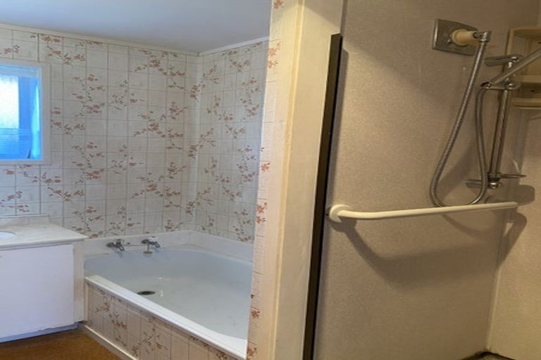 Photo of property in 1/6 Annette Avenue, Te Atatu South, Auckland, 0610