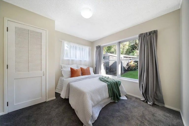 Photo of property in 28 Manhattan Heights, Glendene, Auckland, 0602