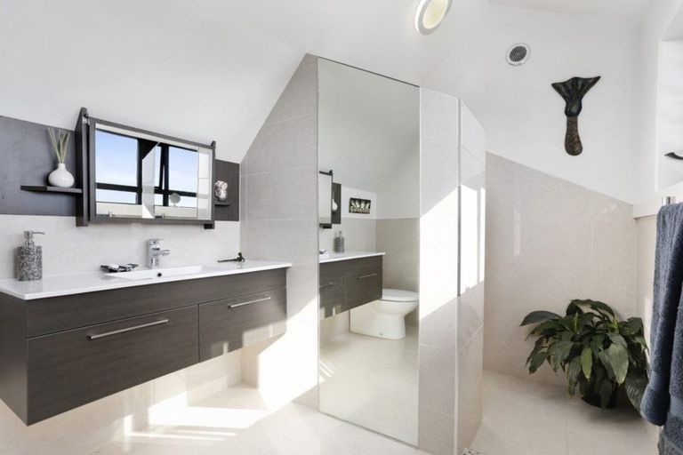 Photo of property in 1/36 Rothesay Bay Road, Rothesay Bay, Auckland, 0630