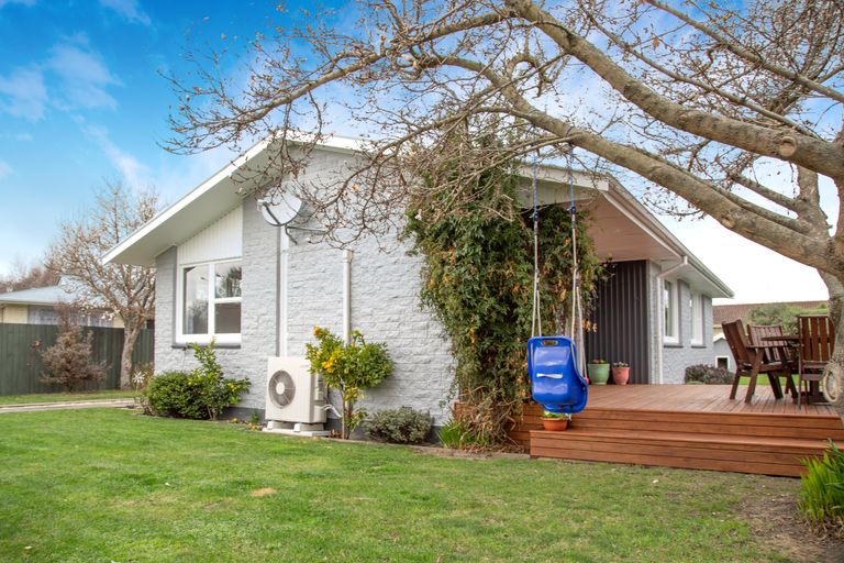 Photo of property in 127 Northcote Road, Northcote, Christchurch, 8052