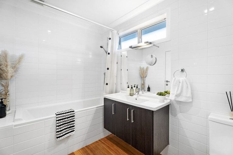 Photo of property in 55 Seaview Road, Castor Bay, Auckland, 0620