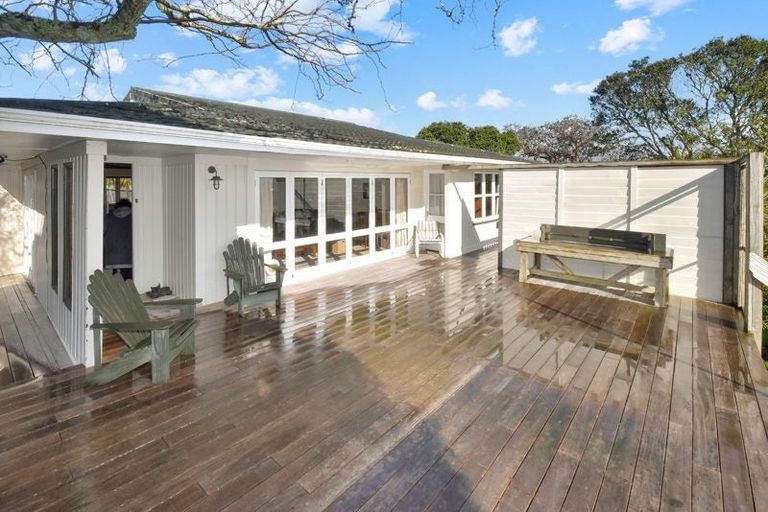 Photo of property in 8 Hobsonville Road, West Harbour, Auckland, 0618